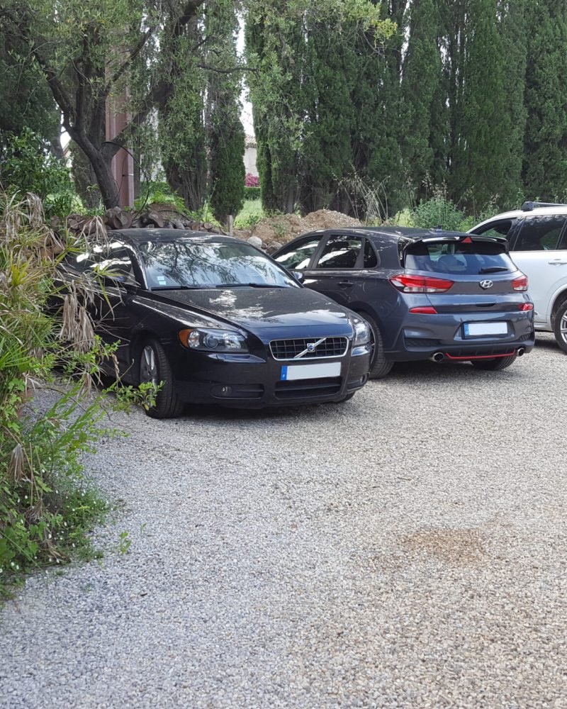 Parking (six véhicules peuvent facilement stationner au Mas)